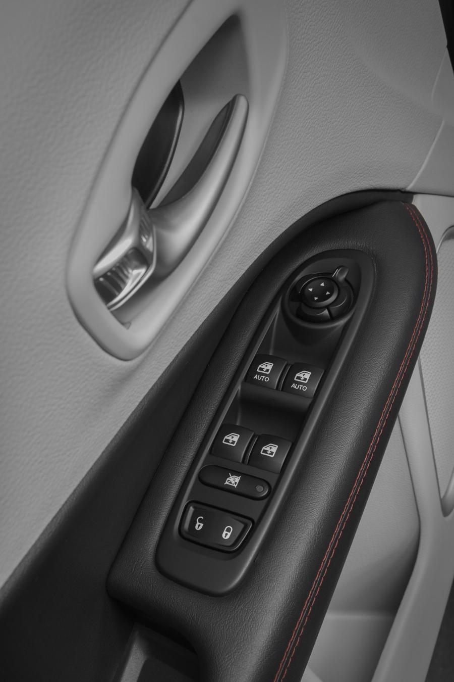 Детали интерьера Jeep Compass Limited 2017 года  (NA) (фото 42 из 62)